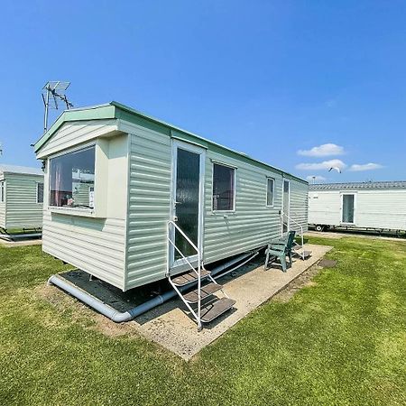 6 Berth Caravan For Hire At Martello Beach Holiday Park In Essex Ref 29017Y Hotel แคลกตัน-ออน-ซี ภายนอก รูปภาพ