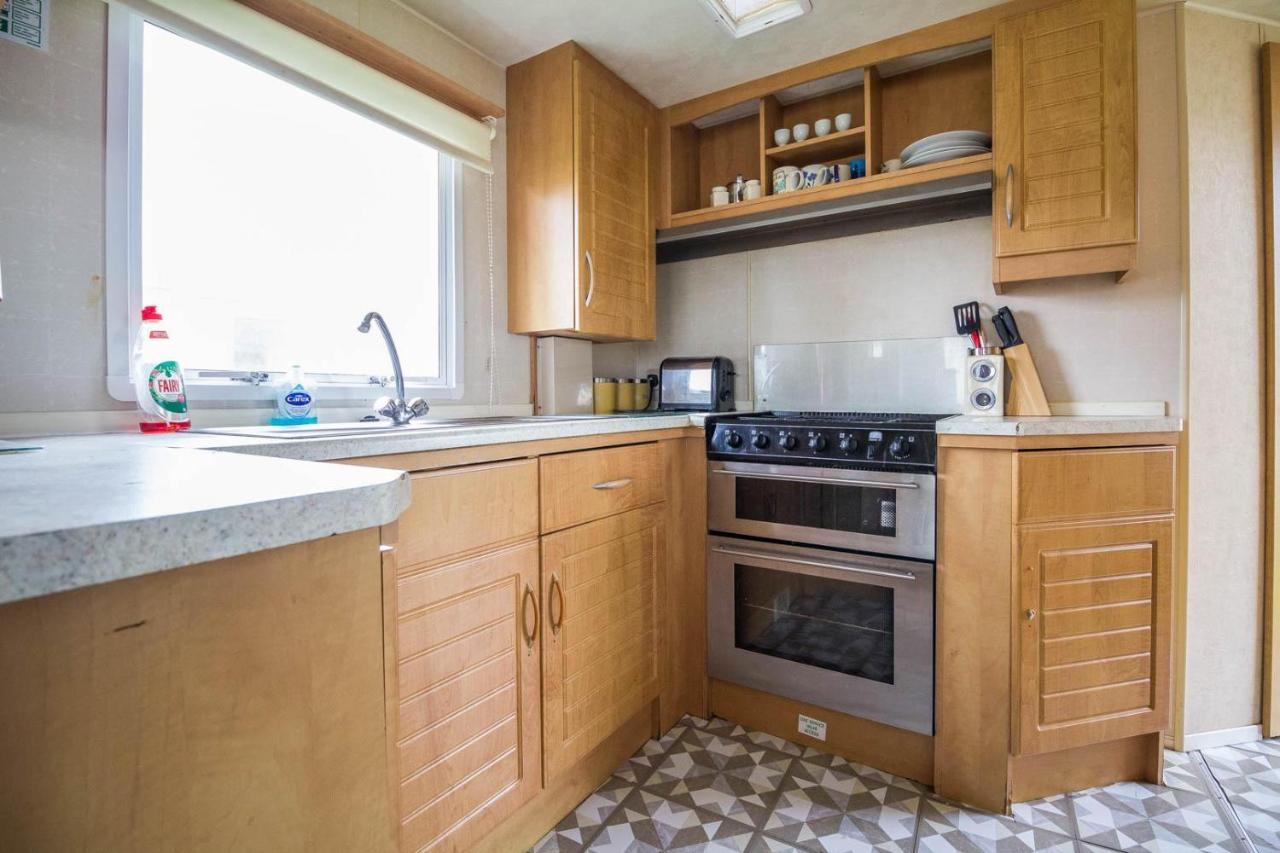 6 Berth Caravan For Hire At Martello Beach Holiday Park In Essex Ref 29017Y Hotel แคลกตัน-ออน-ซี ภายนอก รูปภาพ