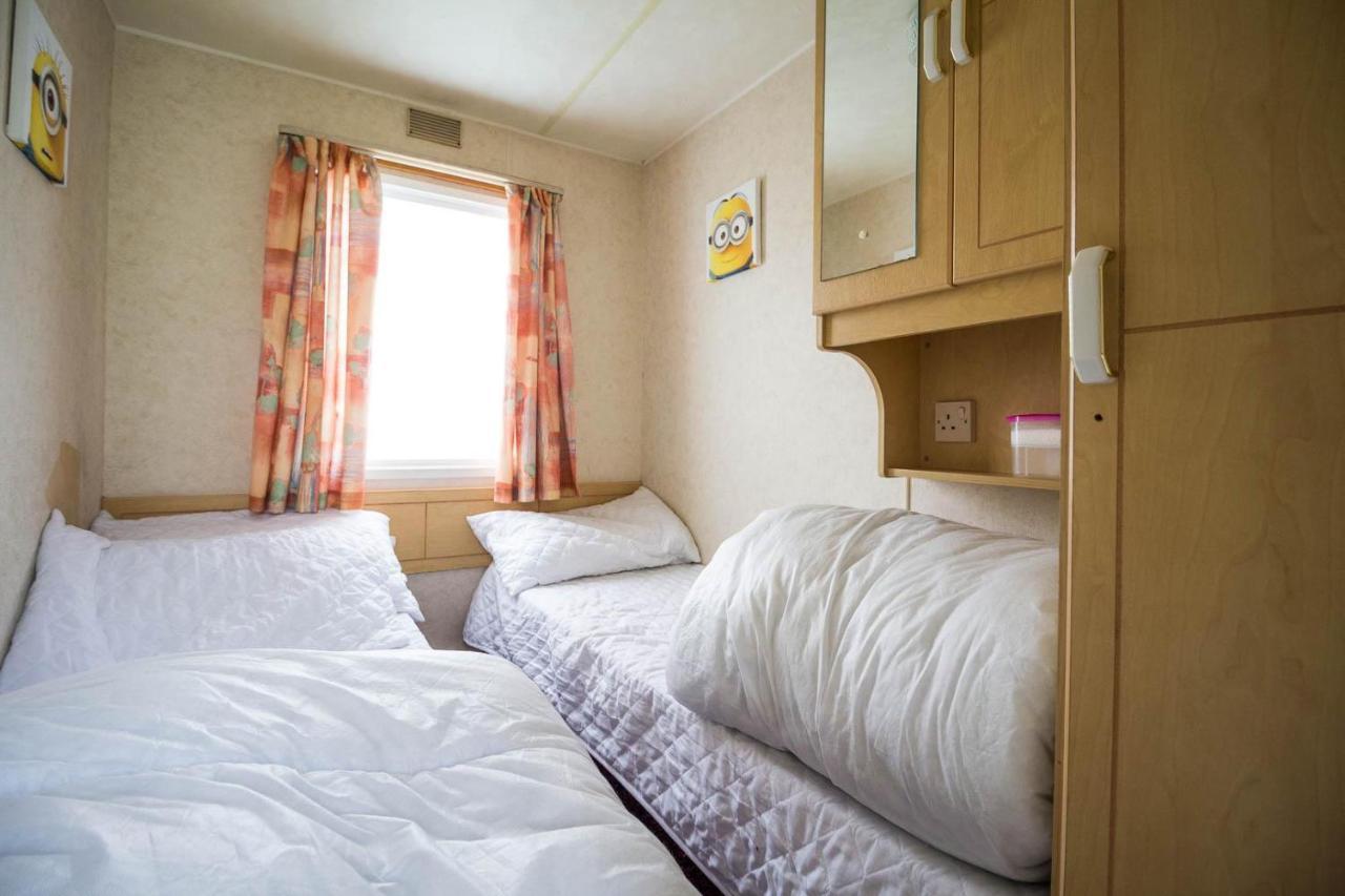 6 Berth Caravan For Hire At Martello Beach Holiday Park In Essex Ref 29017Y Hotel แคลกตัน-ออน-ซี ภายนอก รูปภาพ