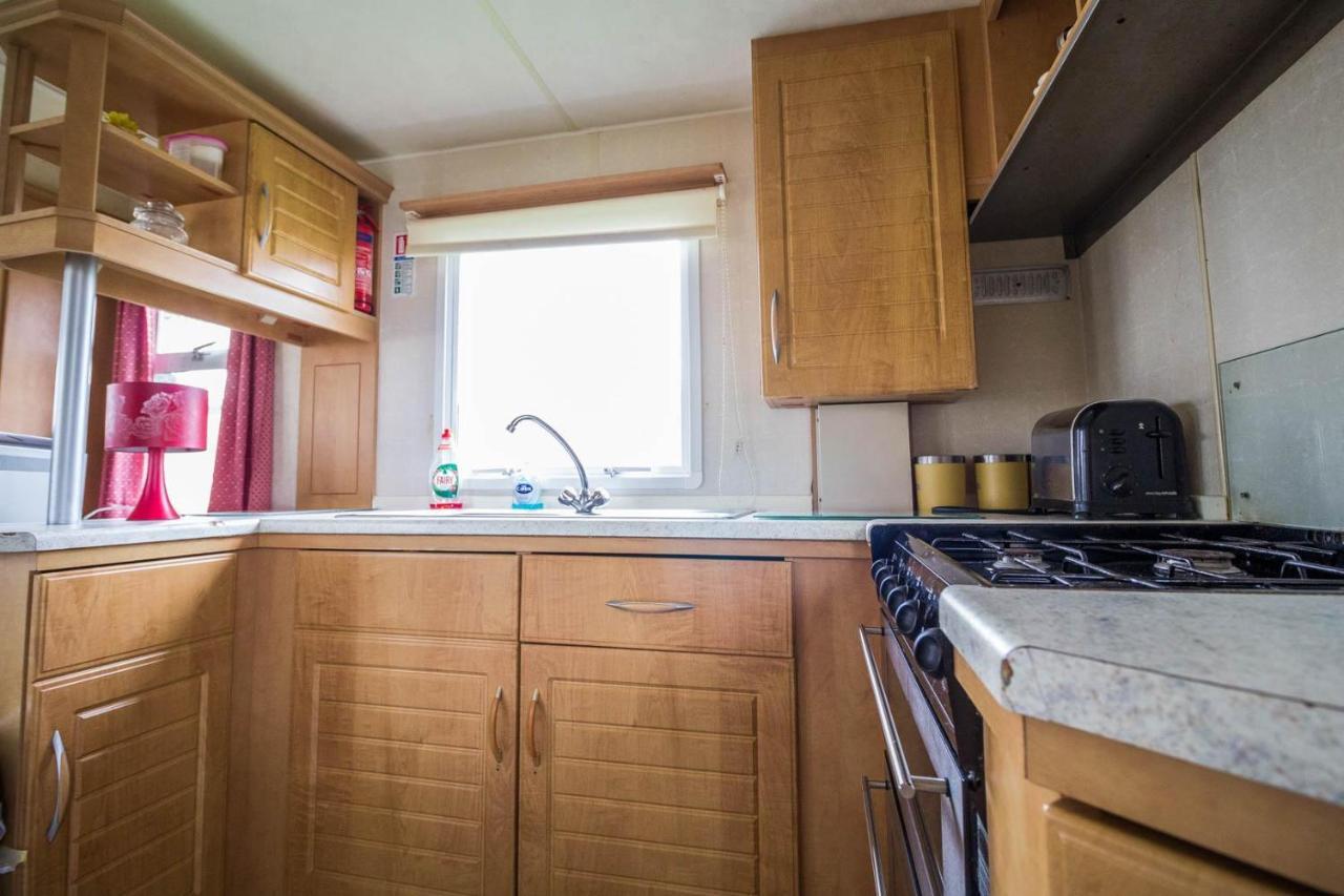 6 Berth Caravan For Hire At Martello Beach Holiday Park In Essex Ref 29017Y Hotel แคลกตัน-ออน-ซี ภายนอก รูปภาพ