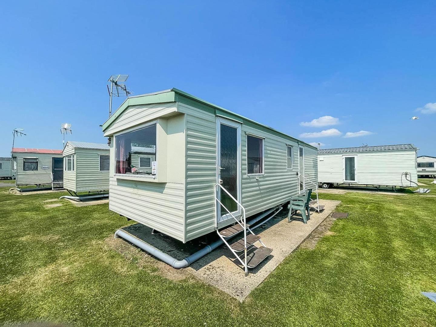 6 Berth Caravan For Hire At Martello Beach Holiday Park In Essex Ref 29017Y Hotel แคลกตัน-ออน-ซี ภายนอก รูปภาพ